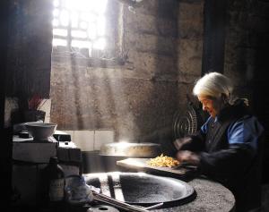 梦见死去的奶奶给我煮饭菜 梦见死去的奶奶在煮饭