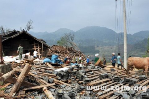 梦见地震和下雨 梦见下大雨地震是什么意思