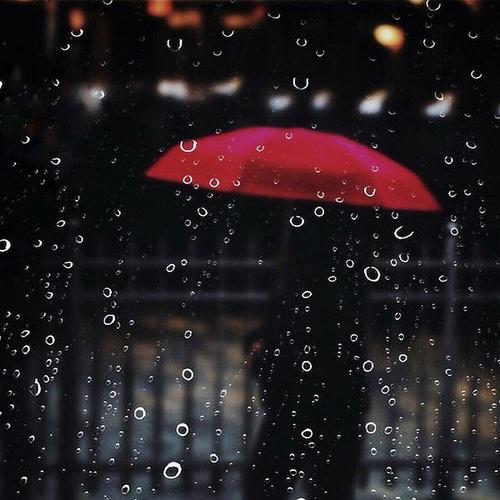 梦见下雨天撑红伞是什么意思【好不好】 不是下雨天什么伞不能撑