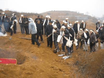 下葬时下雨是什么征兆 什么依据 下葬第二天下雨