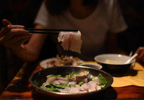 梦见朋友做饭给自己吃是什么意思 梦见给朋友做饭是什么意思